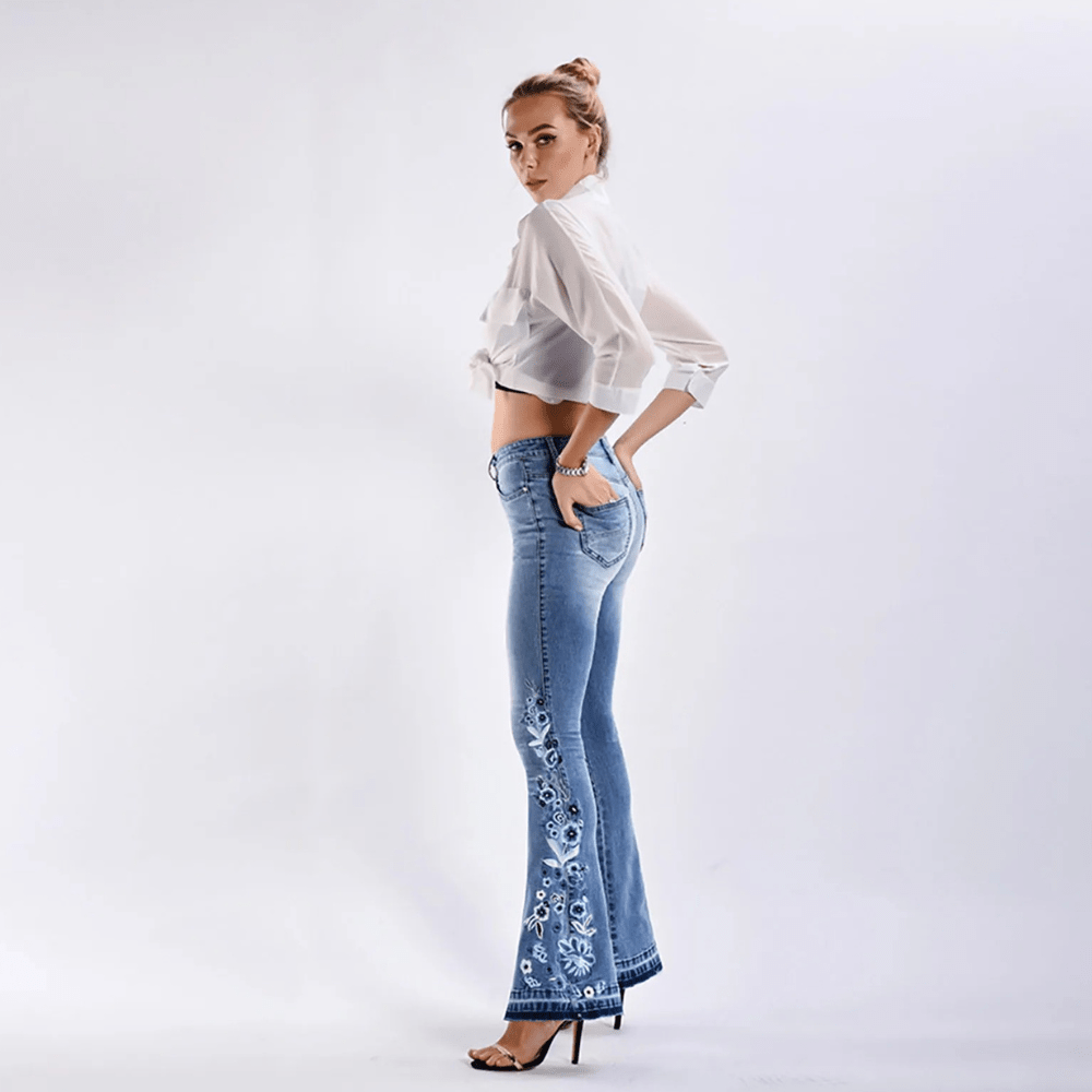 Ljusblå utsvängda jeans dam med blombroderi