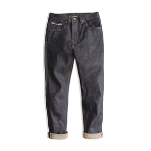Mörkblå tapered selvedge jeans i raw denim