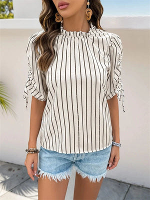 Randig blus med volang