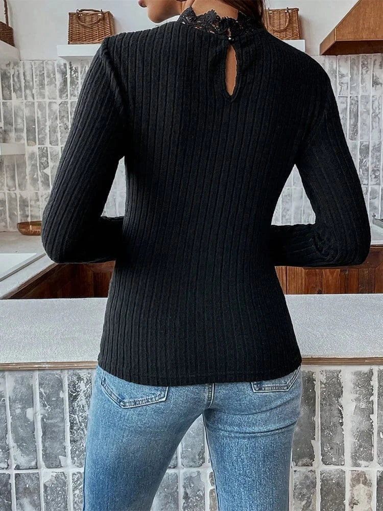 Stickad blus med spets